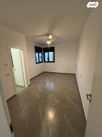 דירת גן, הגיתית 9, כלי שיר, מעלה אדומים