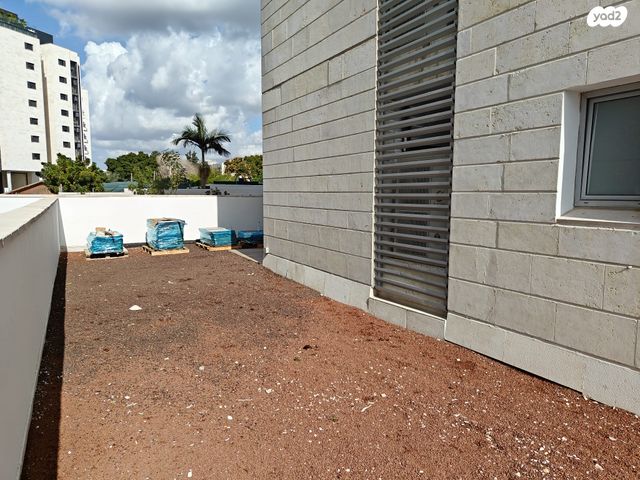 דירת גן, מרים ילן שטקליס, נאות שדה, רעננה