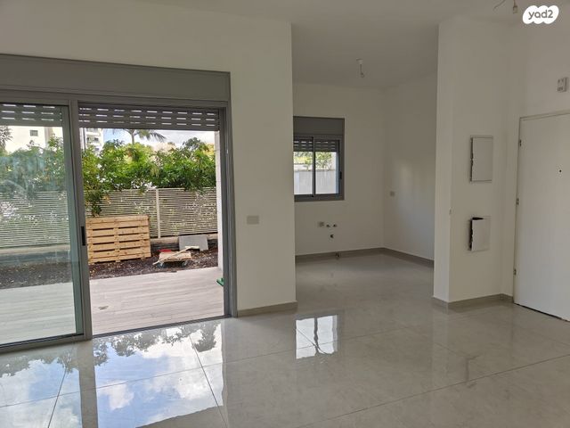 דירת גן, מרים ילן שטקליס, נאות שדה, רעננה