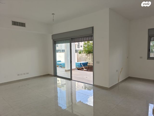 דירת גן, מרים ילן שטקליס, נאות שדה, רעננה