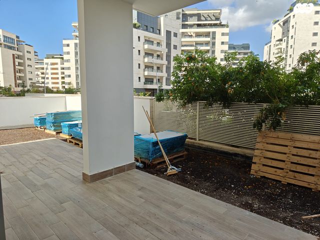 דירת גן, מרים ילן שטקליס, נאות שדה, רעננה