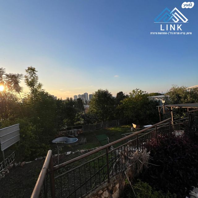 דירה, הרב זרביב, רמב"ם, טירת כרמל