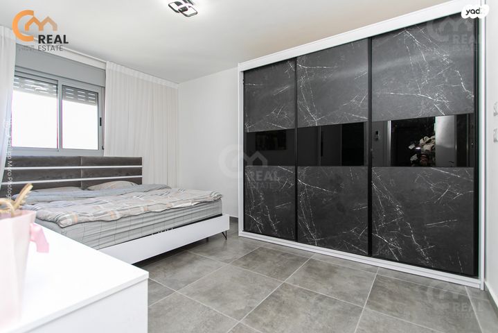 גג/ פנטהאוז, אריאל שרון, החותרים, טירת כרמל