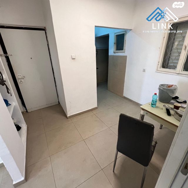 דירה, הרב זרביב, רמב"ם, טירת כרמל