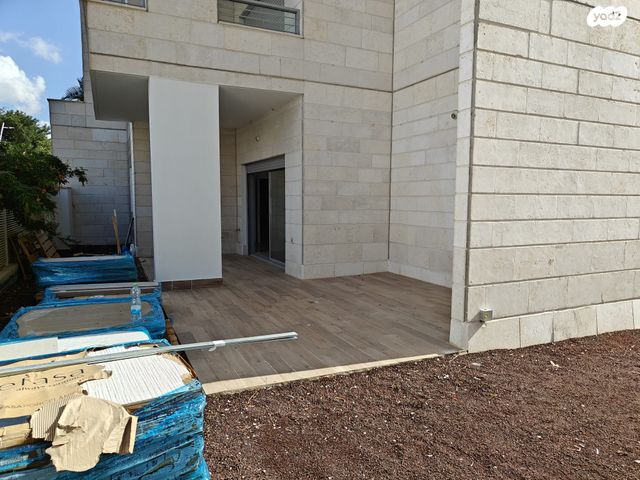 דירת גן, מרים ילן שטקליס, נאות שדה, רעננה