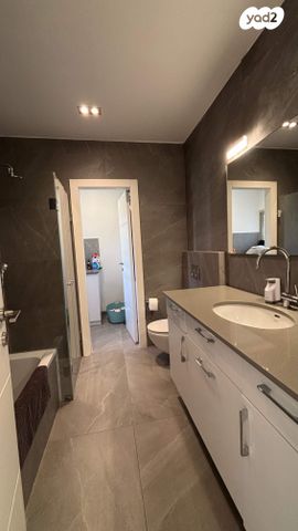 דירה, ביכורים 62, מרכז הכרמל, חיפה