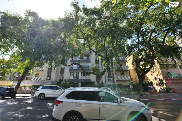 דירה, חיים נחמן ביאליק, גבעת שמואל