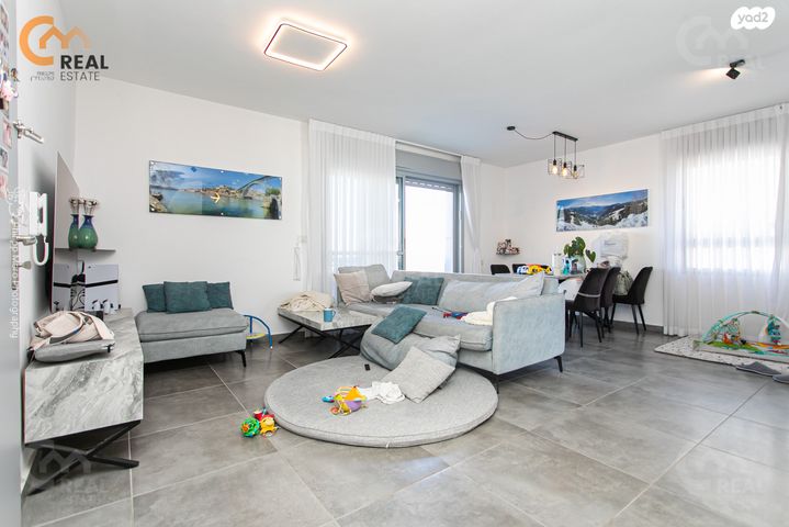 גג/ פנטהאוז, אריאל שרון, החותרים, טירת כרמל