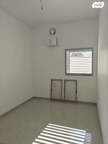 דירת גן, מרים ילן שטקליס, נאות שדה, רעננה