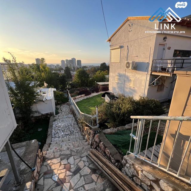 דירה, הרב זרביב, רמב"ם, טירת כרמל