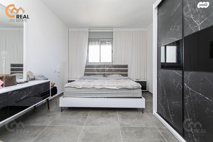 גג/ פנטהאוז, אריאל שרון, החותרים, טירת כרמל