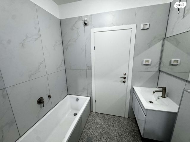 דירה, יחזקאל קזז, הראשונים, אור יהודה