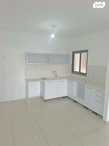 דירה, יעקב תמרי, חצרות המושבה, רחובות