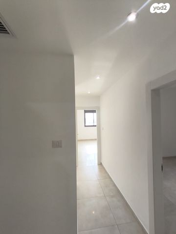 דירה, לאה גולדברג, תלמי מנשה, באר יעקב