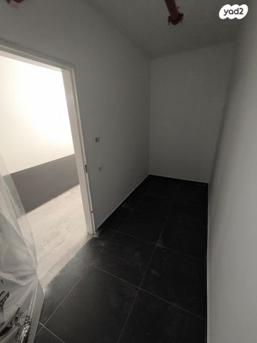 דירה, לאה גולדברג, תלמי מנשה, באר יעקב