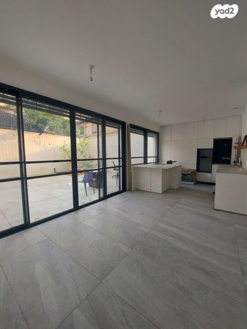 דירת גן, ולנסיה 23, עג'מי, גבעת העליה, תל אביב יפו