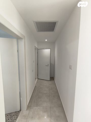 דירה, לאה גולדברג, תלמי מנשה, באר יעקב