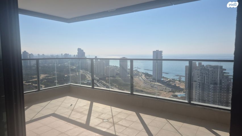 דירה, אמנון ליפקין שחק, נוף הטיילת, נתניה