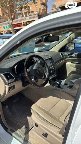 מודעת רכב ג'יפ גרנד צ'ירוקי