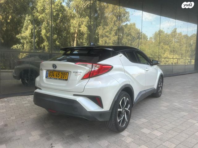 מודעת רכב טויוטה C-HR