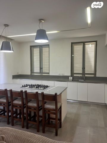 דירת גן, בית פלט 12, עג'מי, גבעת העליה, תל אביב יפו