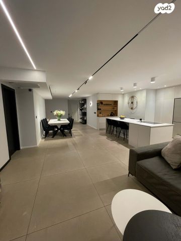 גג/ פנטהאוז, יואל 9, פסגות אפק, ראש העין