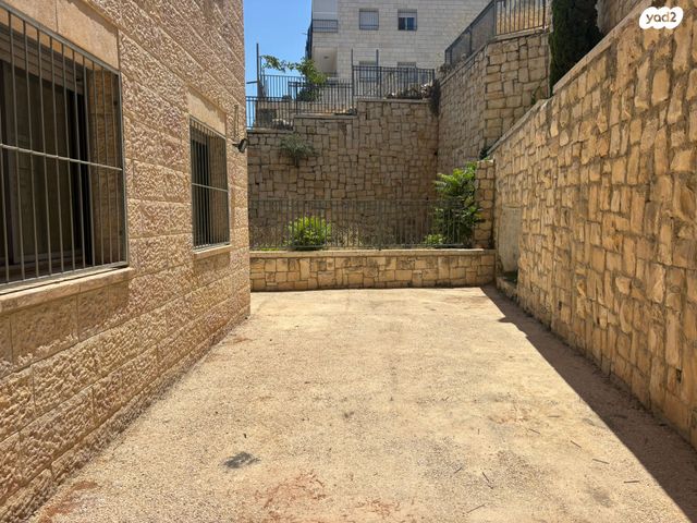 דירת גן, זכריהו אוריאלי 2, ערב א - סוואחרה, נוף ציון, ירושלים