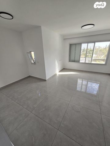 שדרות ירושלים 25