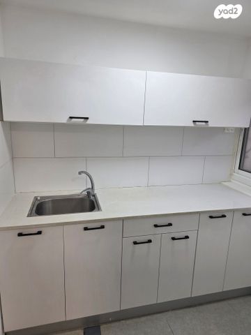 יחידת דיור, שפרינצק 7, שיכוני מזרחי, כפר סבא