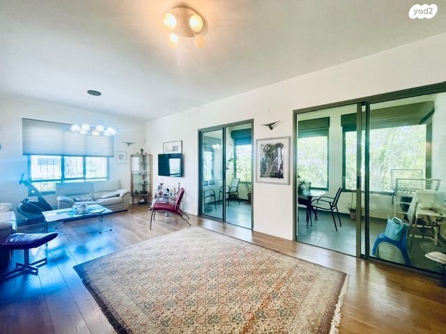 דירה, כיכר היינריך היינה 16, מרכז הכרמל, חיפה