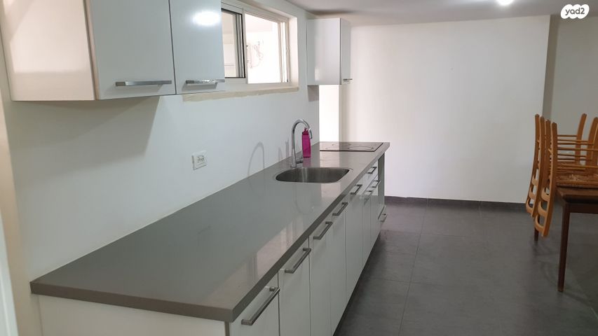 מרתף/ פרטר, פיקוס 4, חרות, חרות