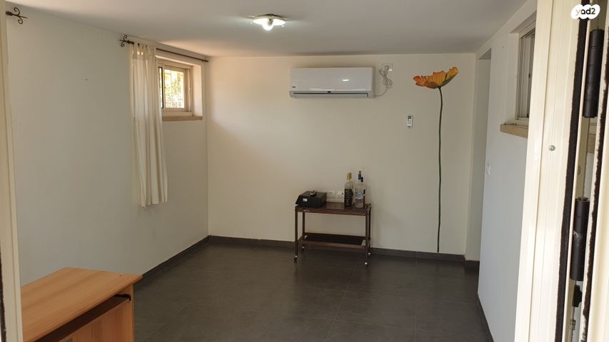 מרתף/ פרטר, פיקוס 4, חרות, חרות