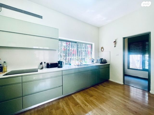 דירה, כיכר היינריך היינה 16, מרכז הכרמל, חיפה