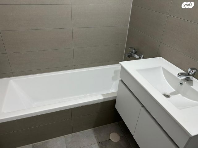 דירה, לאה גולדברג 10, חתני פרס ישראל, באר יעקב