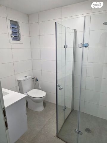 יחידת דיור, שפרינצק 7, שיכוני מזרחי, כפר סבא