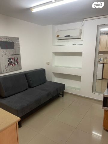 מעפילי אגוז 17