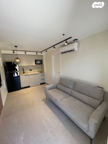 סמטת הצוק 10