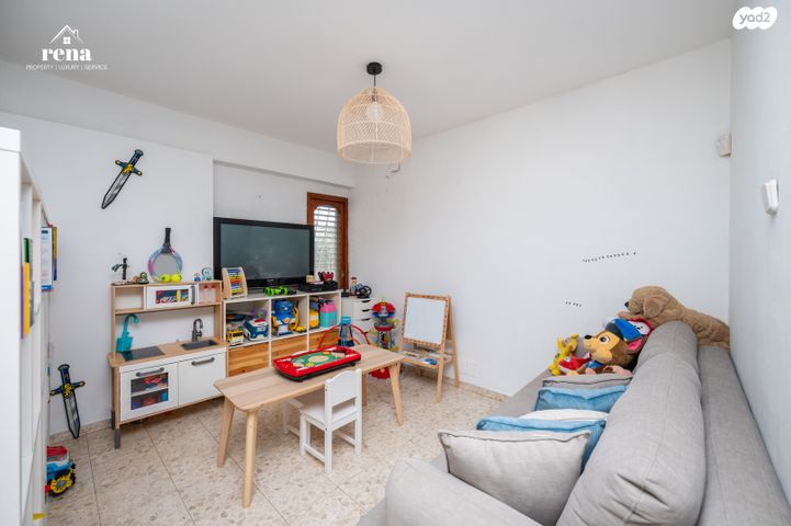 דו משפחתי, הביכורים, קיסריה