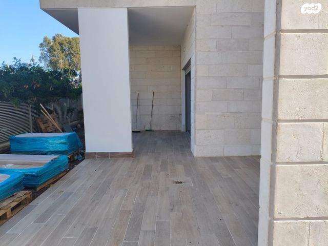 דירת גן, מרים ילן שטקליס, נאות שדה, רעננה