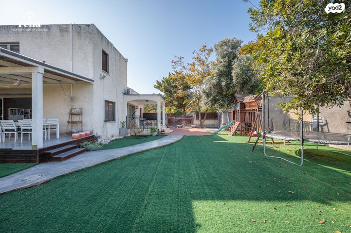 דו משפחתי, הביכורים, קיסריה