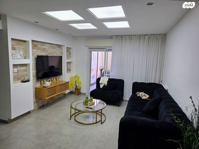 דירת גן, נאות כרמל, טירת כרמל