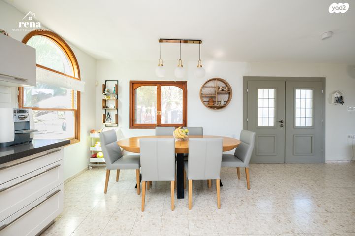 דו משפחתי, הביכורים, קיסריה