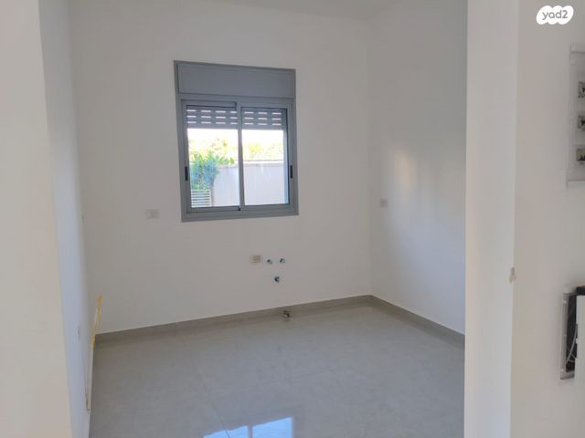 דירת גן, מרים ילן שטקליס, נאות שדה, רעננה