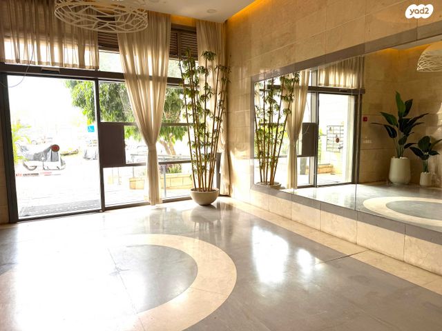 דירה, אהוד מנור, כפר יונה