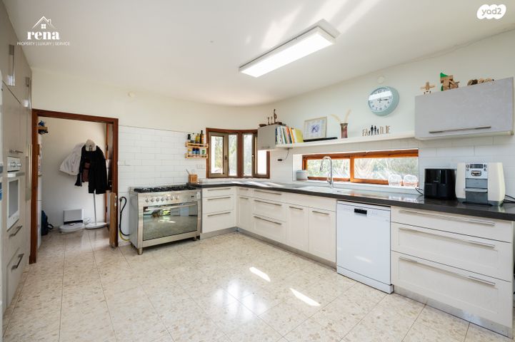 דו משפחתי, הביכורים, קיסריה