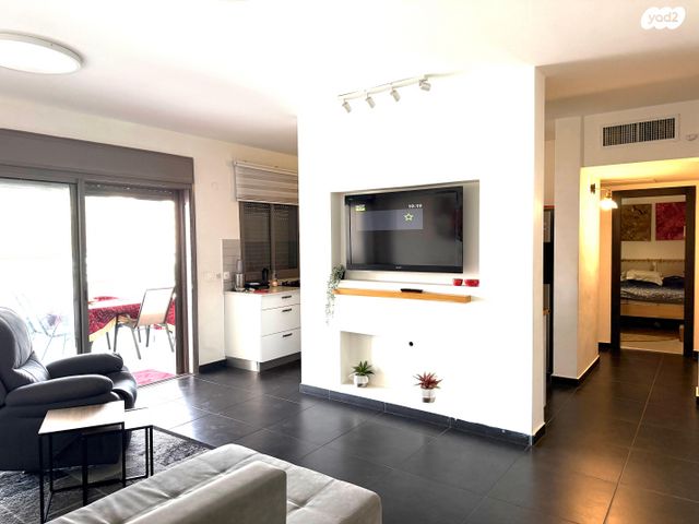 דירה, אהוד מנור, כפר יונה