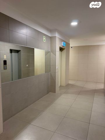 דירה, אהוד מנור, כפר יונה