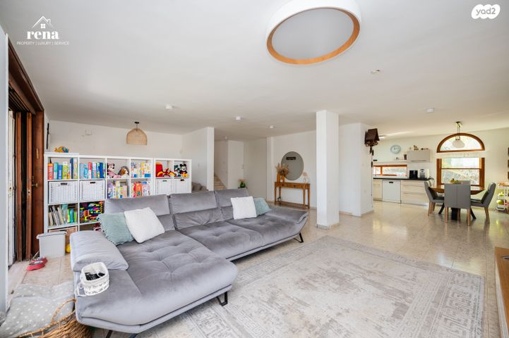 דו משפחתי, הביכורים, קיסריה