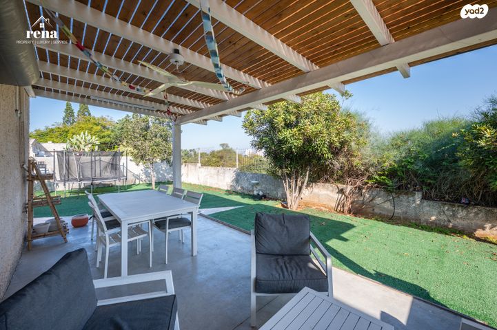 דו משפחתי, הביכורים, קיסריה