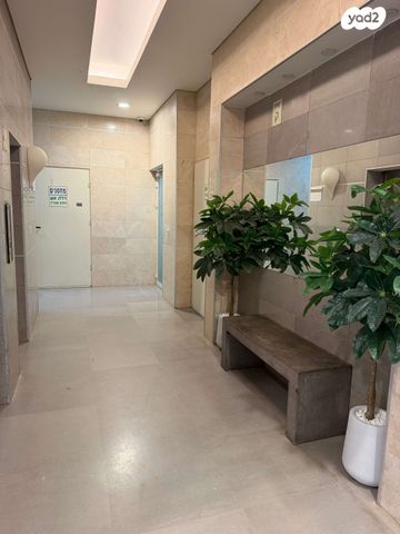 דירה, אהוד מנור, כפר יונה